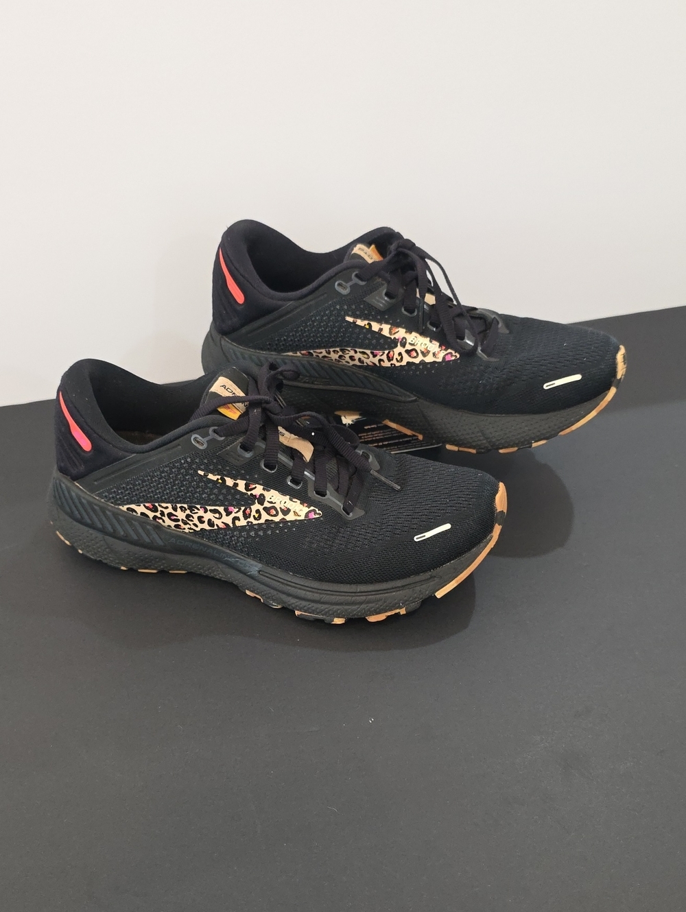 Brooks Adrenaline GTS 22 Women’s Black Shoes Leopard Print and Coral Size 8.5